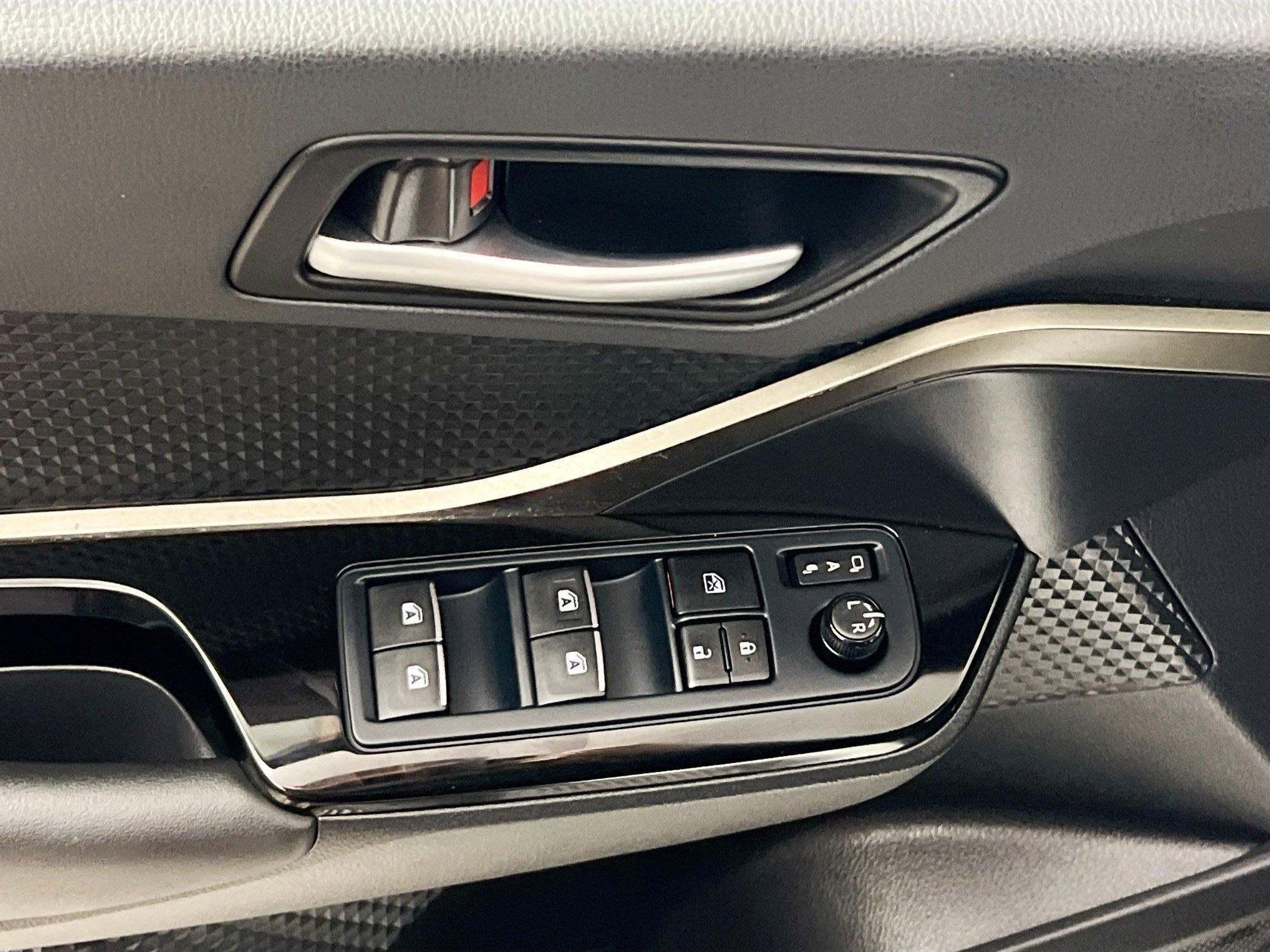 Used 2019 Toyota C-HR XLE image 16