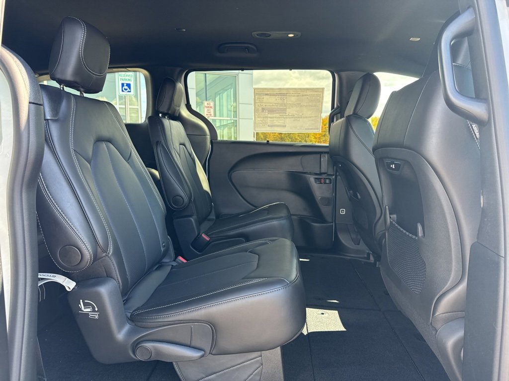 New 2026 Chrysler Pacifica Select image 11