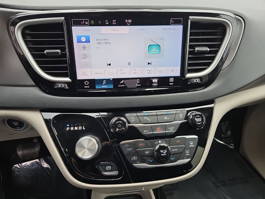 Used 2023 Chrysler Pacifica Touring-L FWD image 16