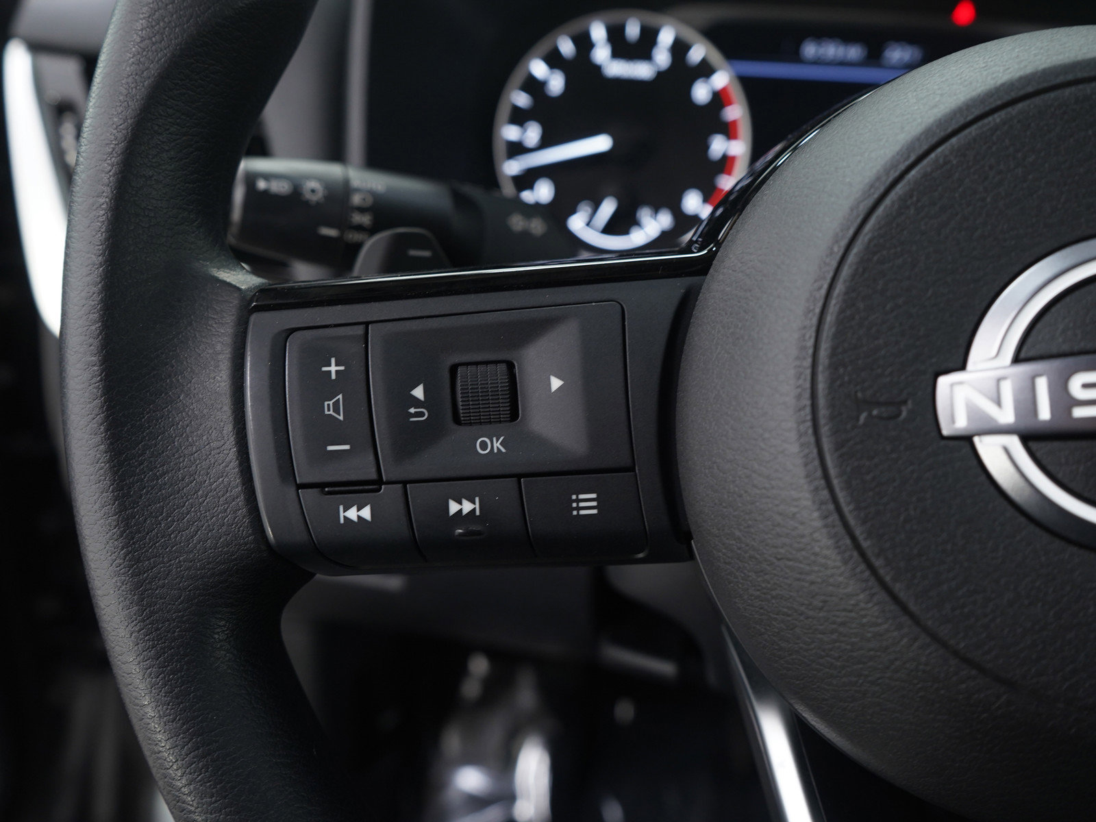 Used 2022 Nissan Rogue SV image 26