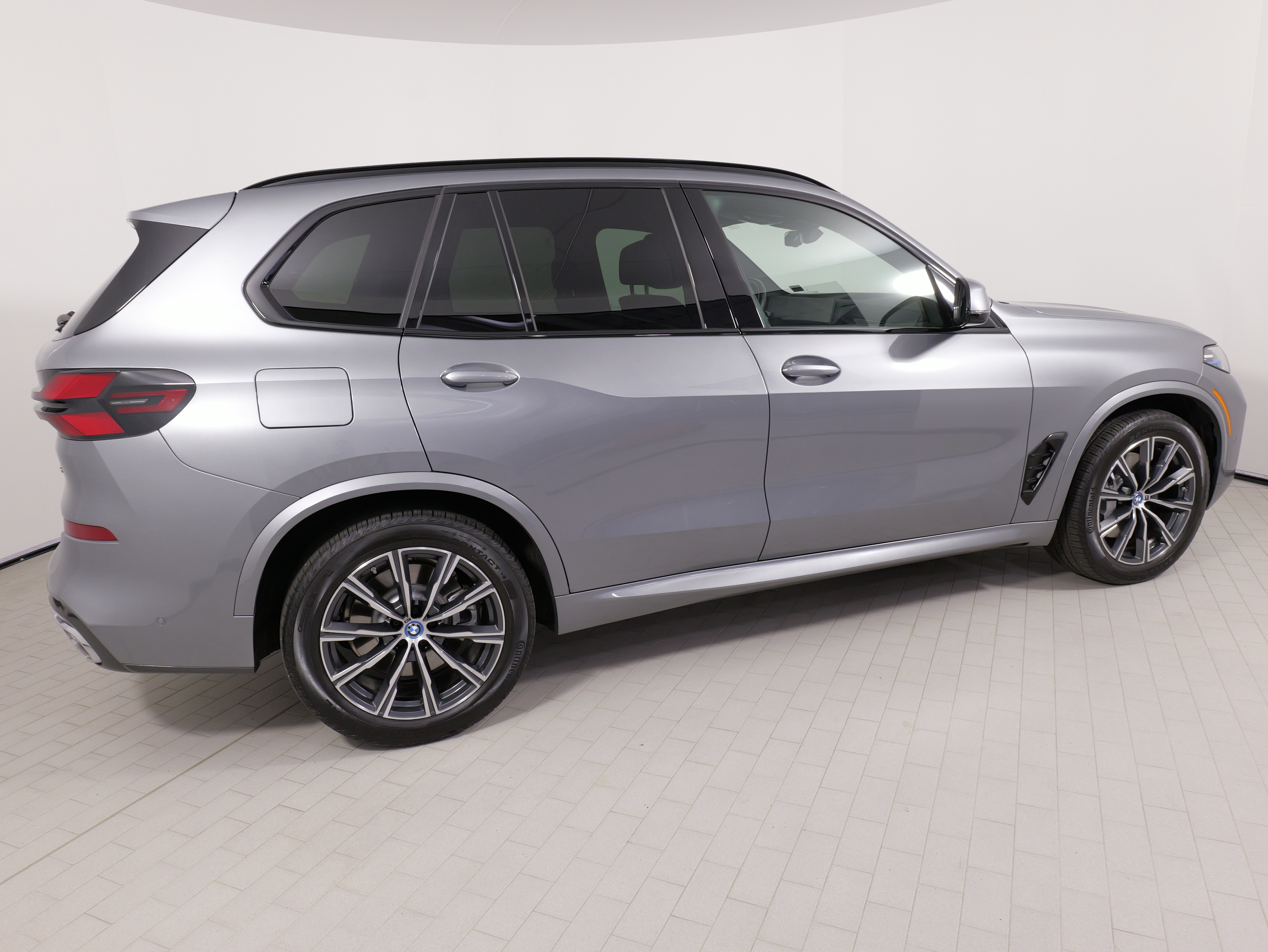 Used 2025 BMW X5 xDrive50e w/ M Sport Package AWD/4WD image 8