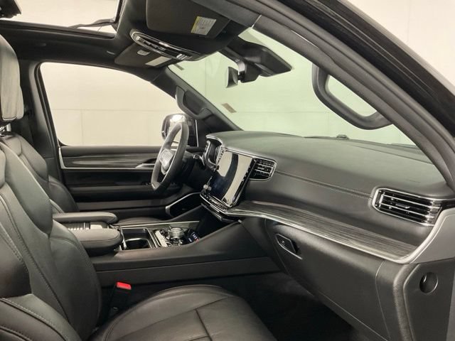 Used 2022 Jeep Wagoneer Series III w/ Premium Group I AWD/4WD image 29
