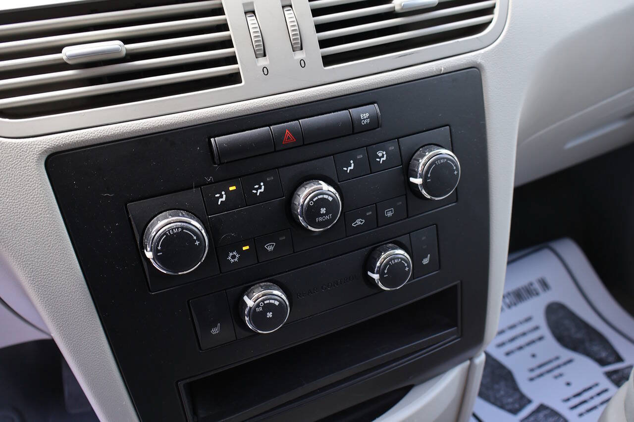 Used 2010 Volkswagen Routan SE FWD image 31