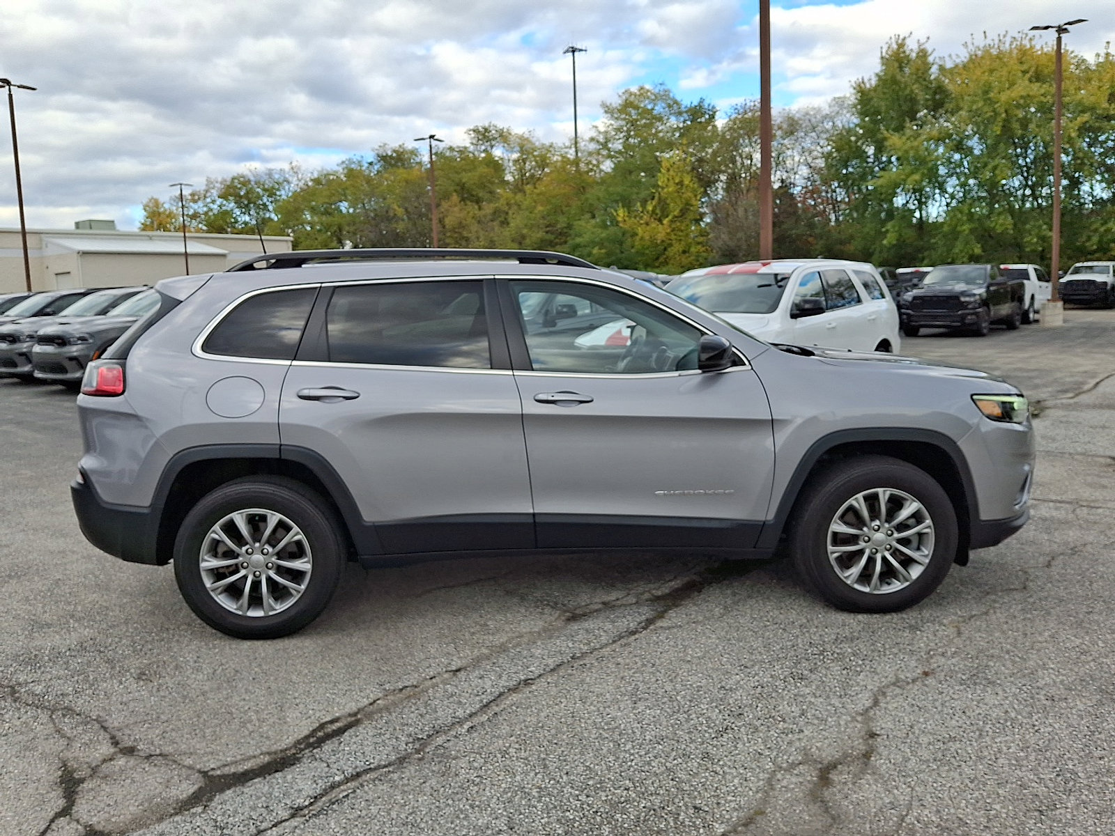 Certified 2022 Jeep Cherokee Latitude Lux w/ Sun & Sound Group image 9