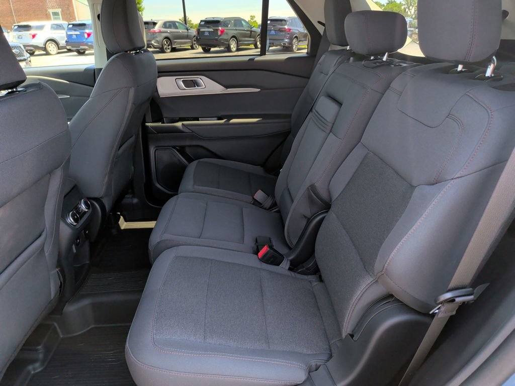 Used 2025 Ford Explorer Active AWD/4WD image 6