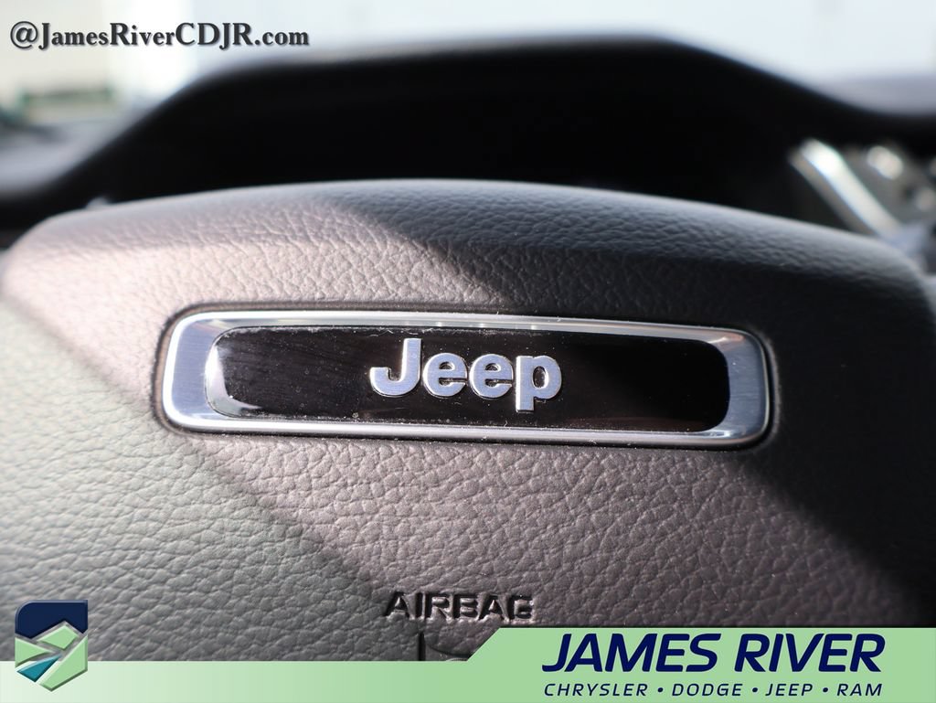 Used 2025 Jeep Grand Cherokee Altitude AWD/4WD image 27