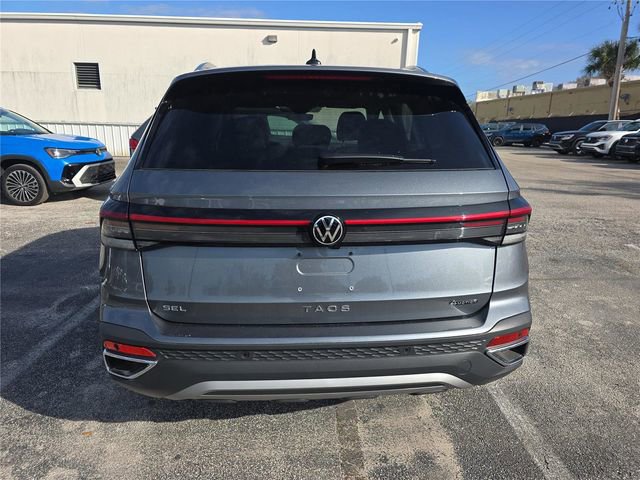 Used 2025 Volkswagen Taos SEL image 3