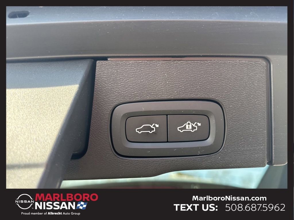 Used 2025 Volvo XC60 B5 Plus w/ Climate Package image 14