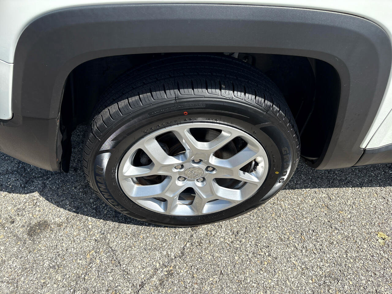Used 2016 Jeep Renegade Latitude w/ Popular Equipment Group image 9