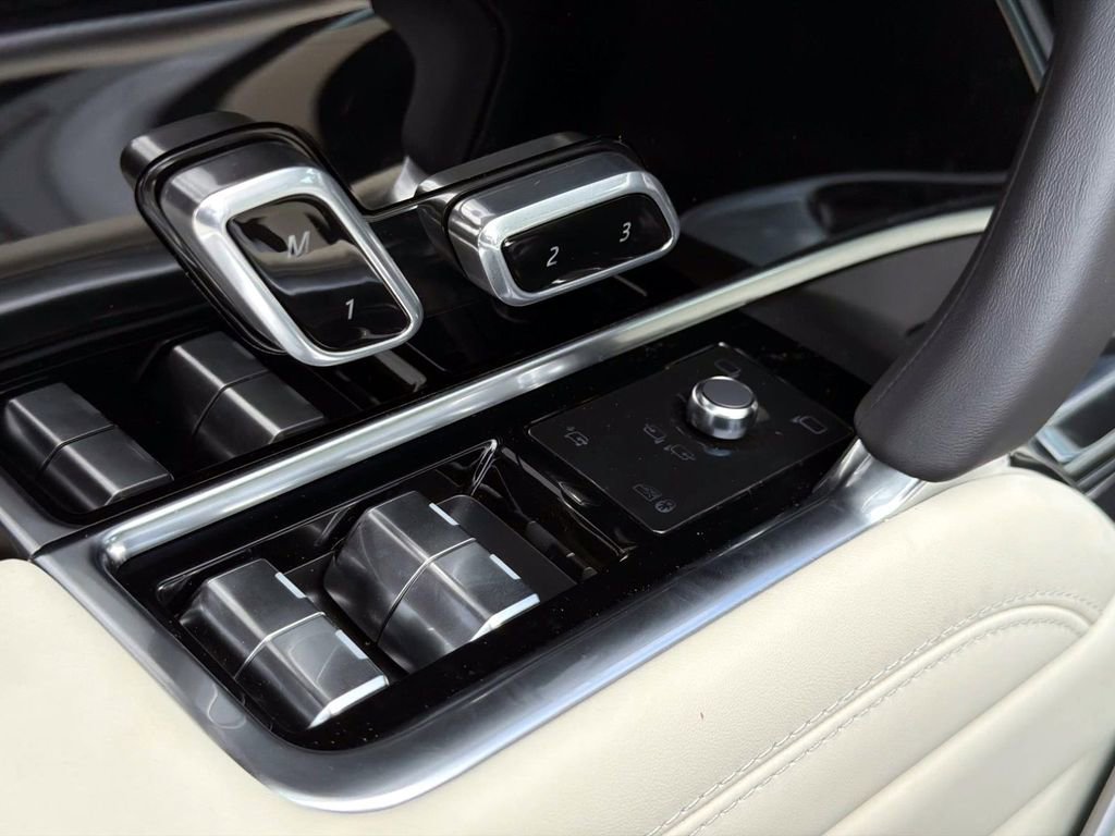 New 2025 Land Rover Range Rover SE image 17