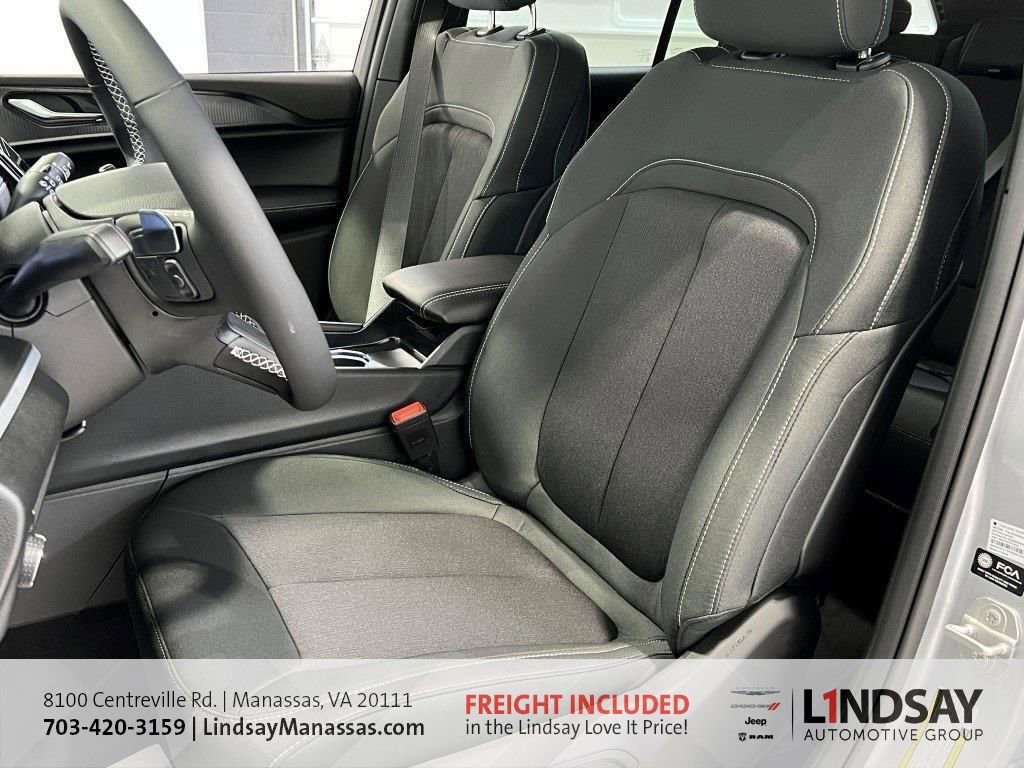 New 2025 Jeep Grand Cherokee Laredo w/ Luxury Tech Group I image 21