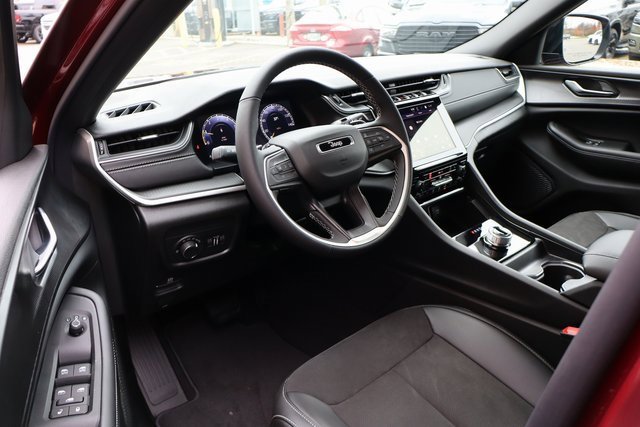 New 2025 Jeep Grand Cherokee Altitude image 11