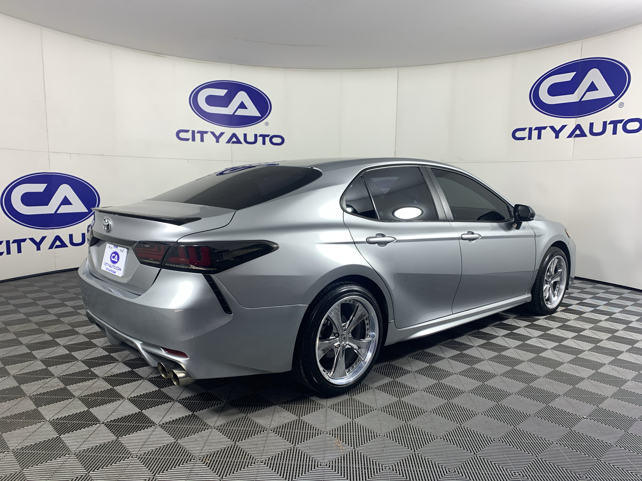 Used 2018 Toyota Camry SE FWD image 3