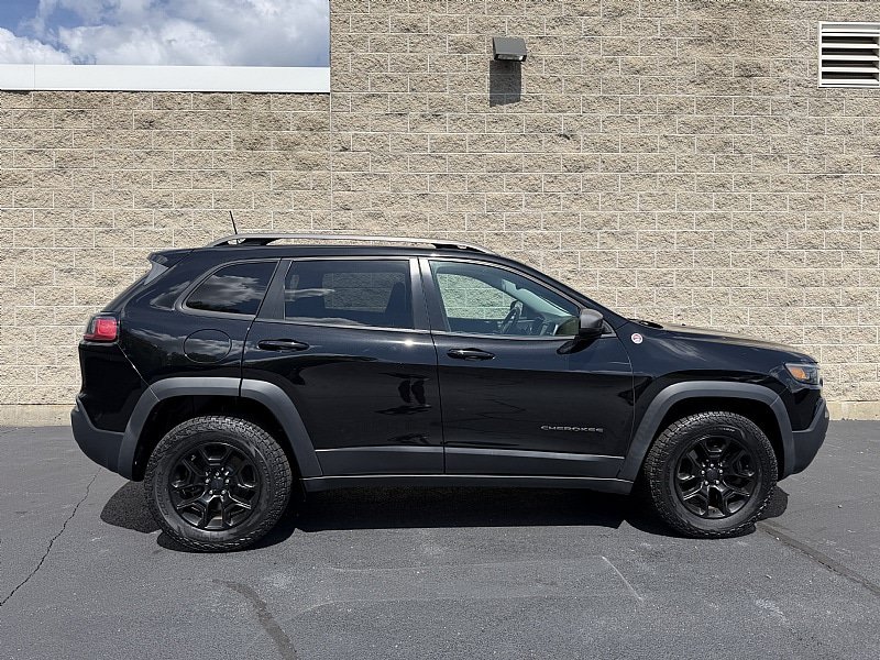 Used 2019 Jeep Cherokee Trailhawk w/ Cold Weather Group AWD/4WD image 2