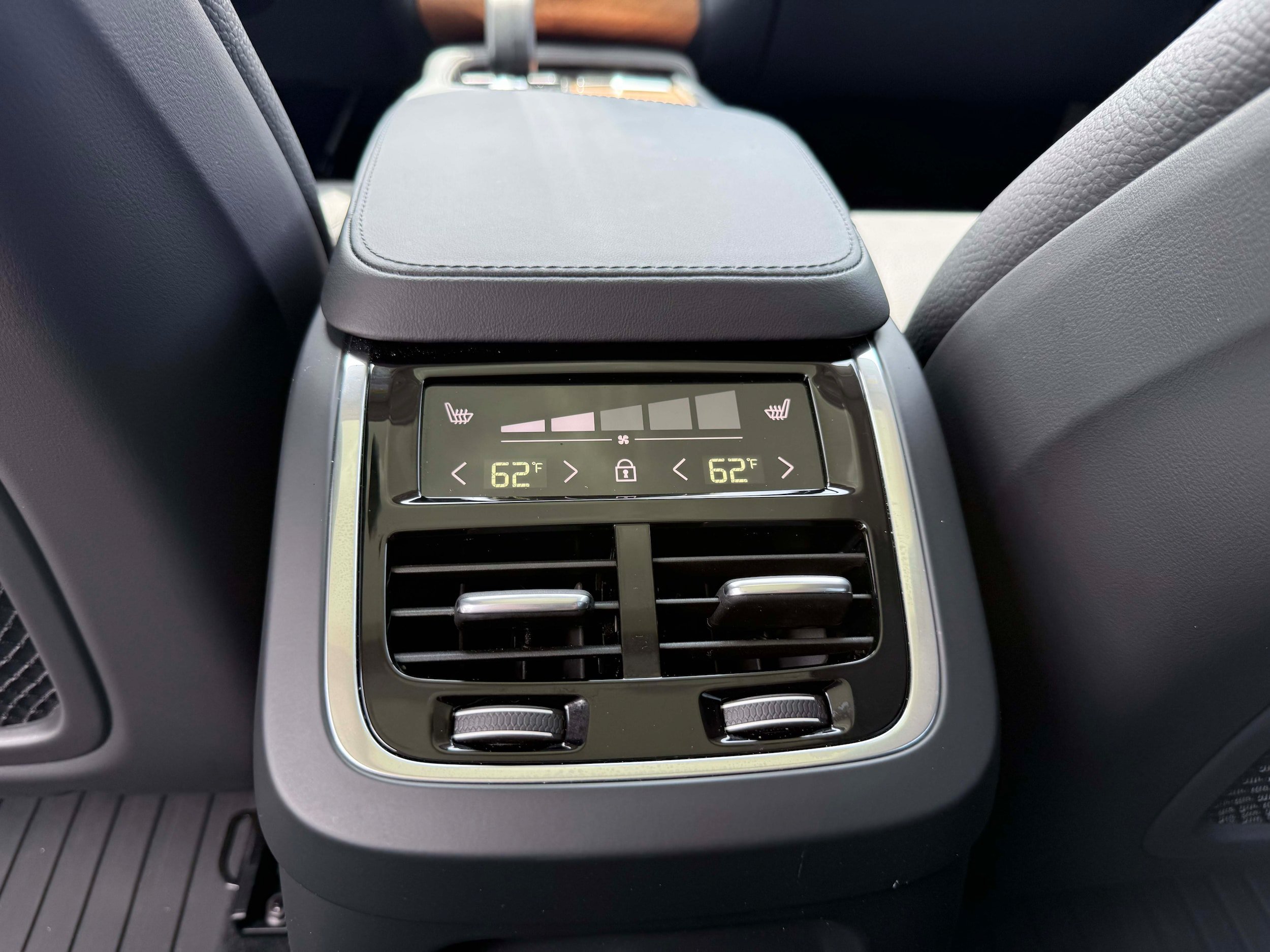 Certified 2024 Volvo XC90 T8 Plus w/ Protection Package Premier AWD/4WD image 13