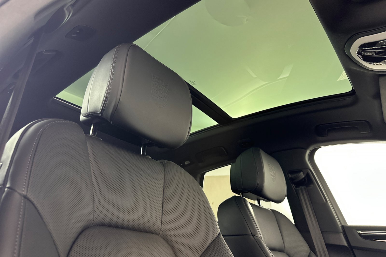 Used 2025 Porsche Macan w/ Premium Package Plus image 16