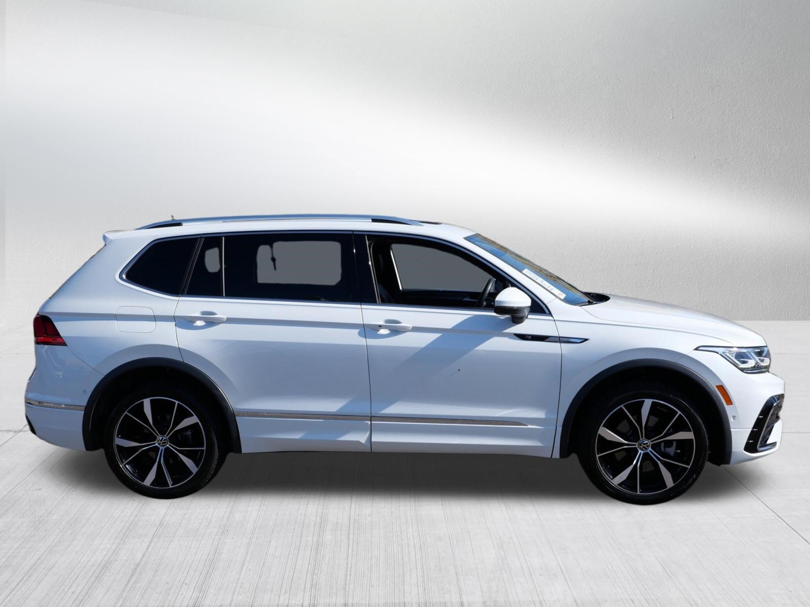 Used 2023 Volkswagen Tiguan SEL R-Line AWD/4WD image 8