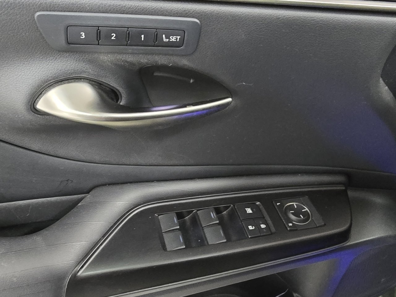 Used 2019 Lexus ES 300h w/ Accessory Package 2 image 24