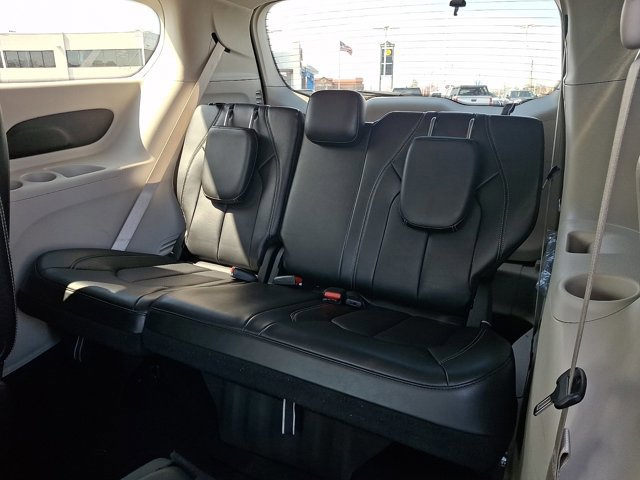 Used 2024 Chrysler Pacifica Touring-L image 11