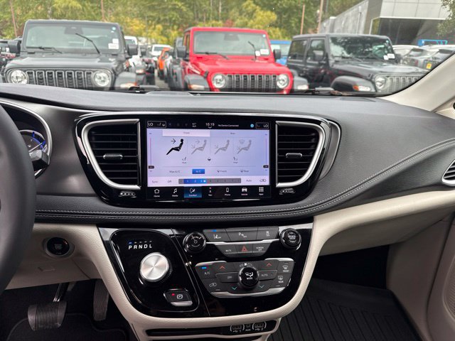 Used 2024 Chrysler Pacifica Limited FWD image 22