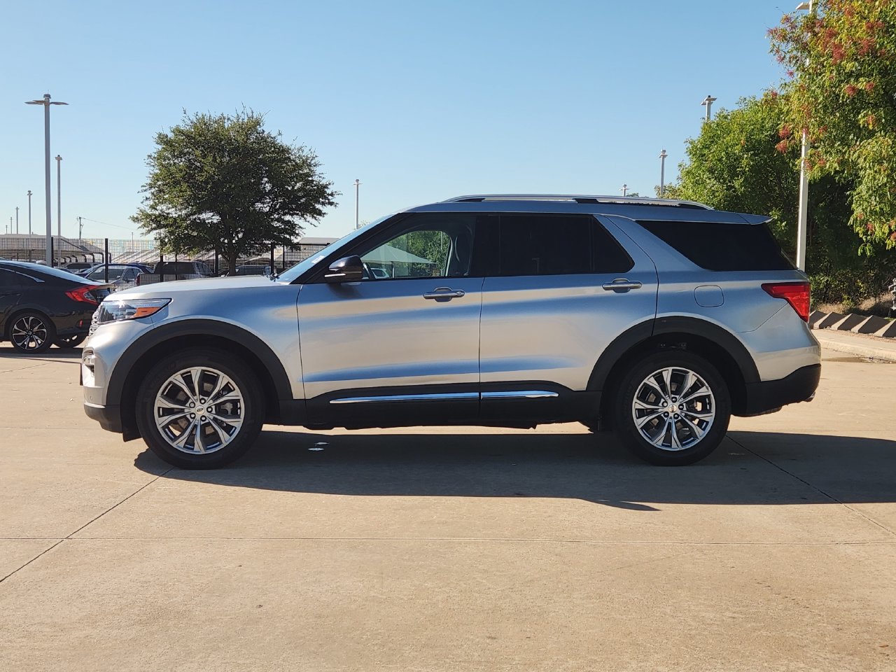 Used 2023 Ford Explorer Limited w/ Equipment Group 301A AWD/4WD image 4