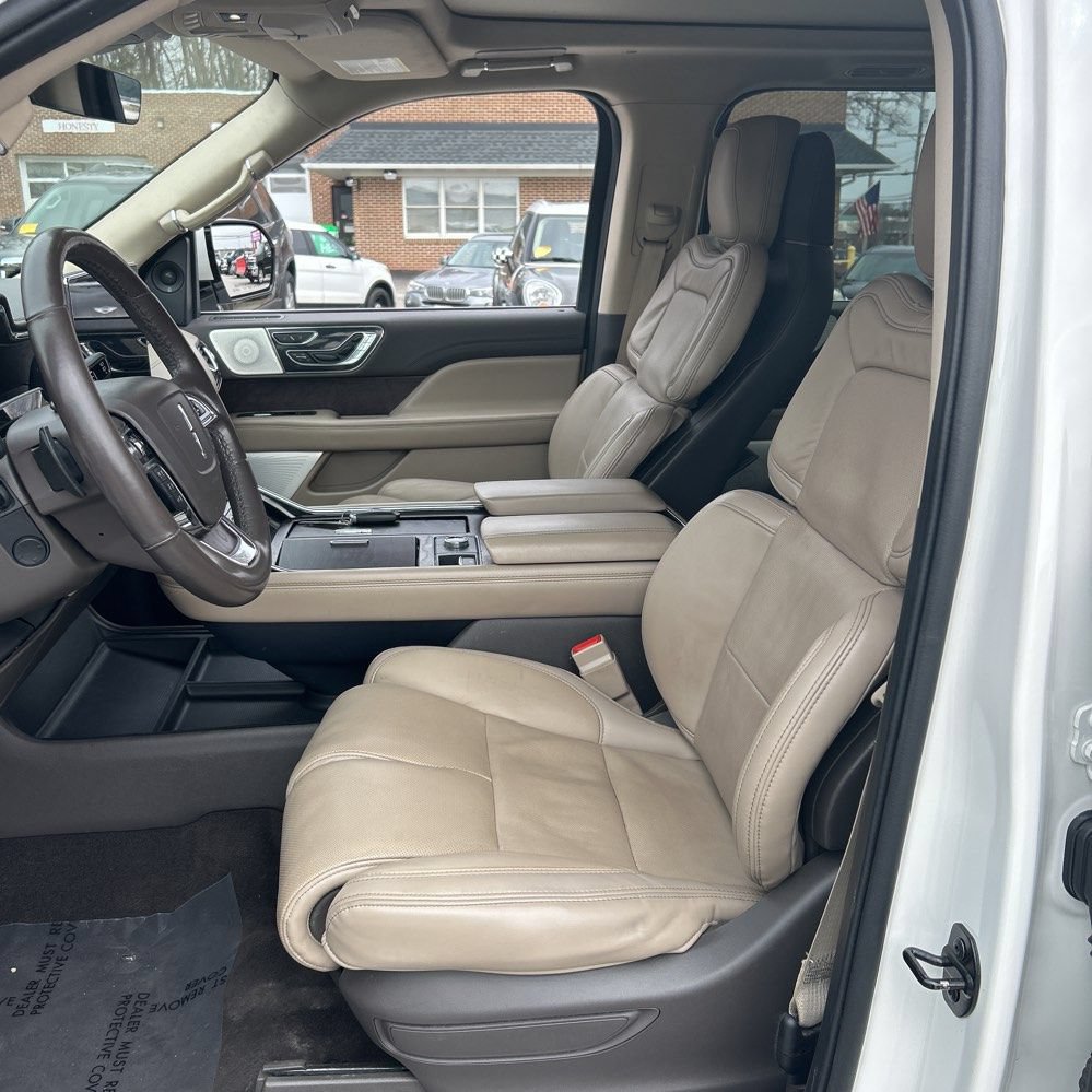 Used 2022 Lincoln Navigator Reserve AWD/4WD image 3