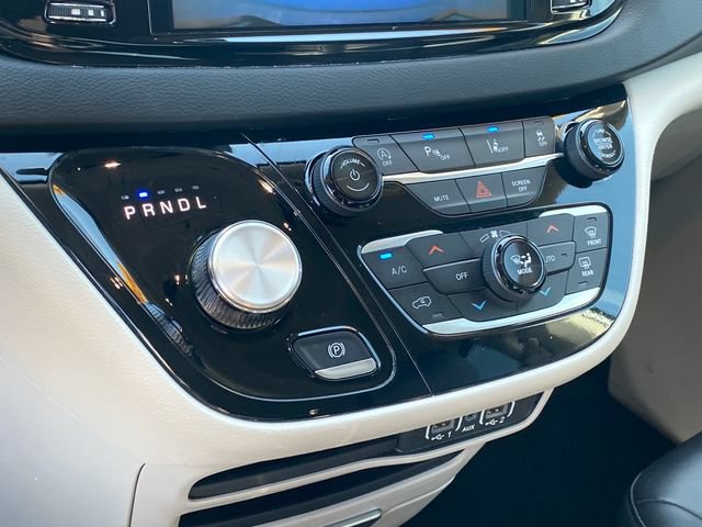 Used 2024 Chrysler Pacifica Touring-L FWD image 11