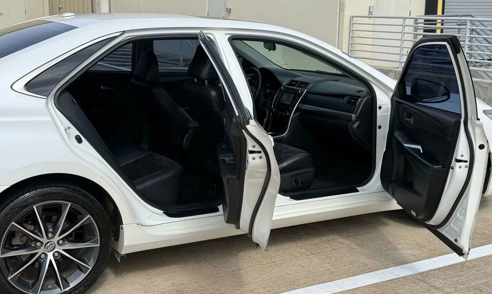 Used 2015 Toyota Camry XSE w/ Moonroof Package FWD image 19