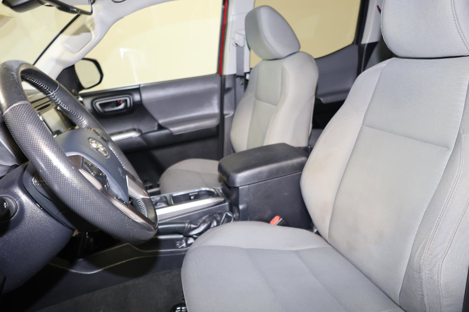 Used 2018 Toyota Tacoma SR5 AWD/4WD image 25