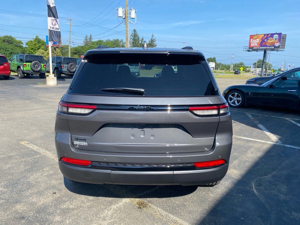 Used 2025 Jeep Grand Cherokee Altitude image 4