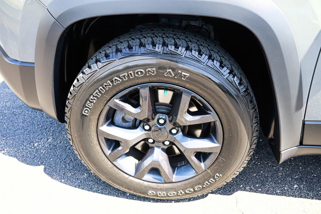 Used 2019 Jeep Cherokee Latitude AWD/4WD image 15