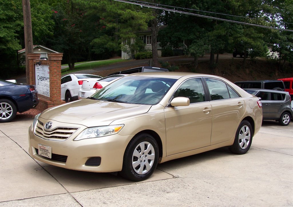Used 2011 Toyota Camry LE FWD image 1