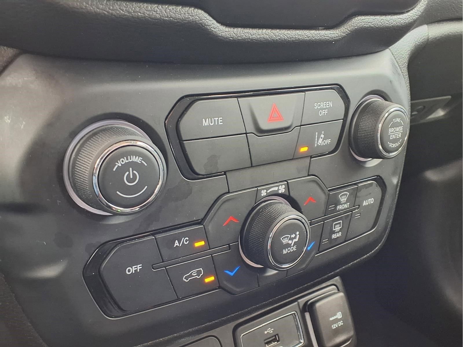 Used 2023 Jeep Renegade Latitude AWD/4WD image 19