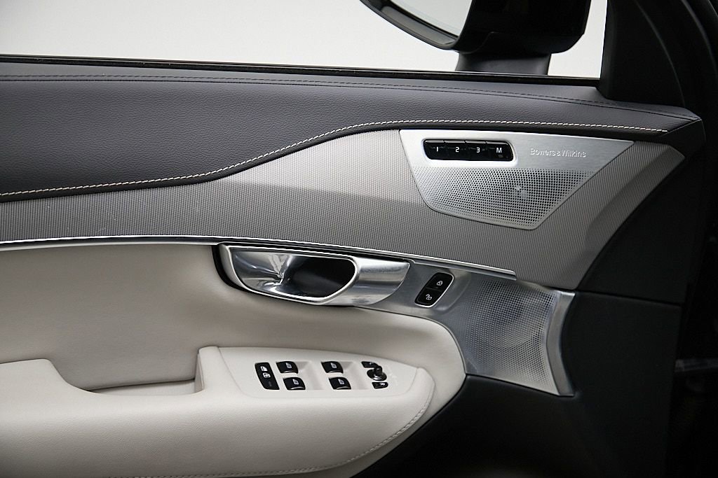 Used 2022 Volvo XC90 T8 R-Design image 12