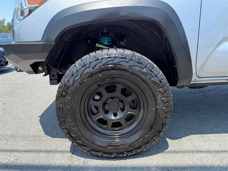 Used 2020 Toyota Tacoma TRD Off-Road AWD/4WD image 9