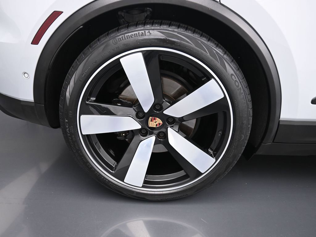 Certified 2025 Porsche Macan Electric image 9