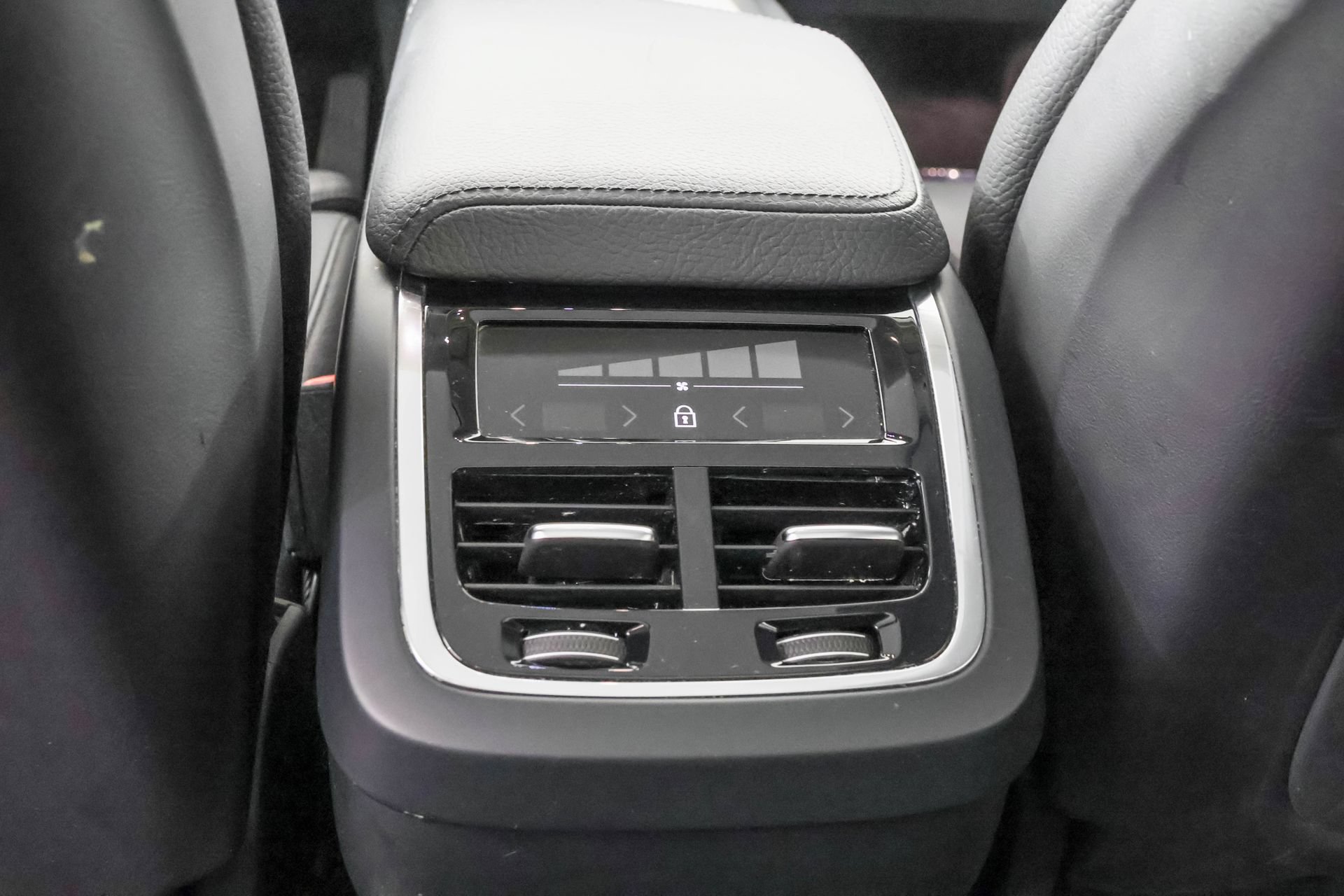 Used 2018 Volvo XC60 T5 Inscription w/ Convenience Package AWD/4WD image 39