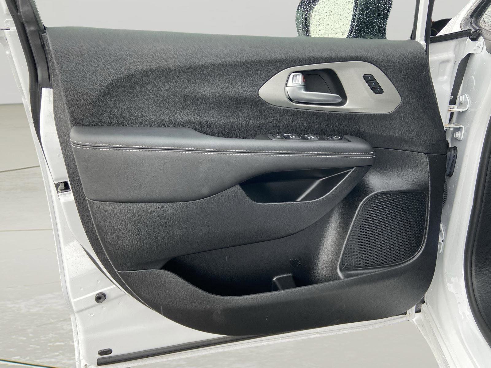 Used 2024 Chrysler Pacifica Limited w/ S Appearance Package FWD image 17