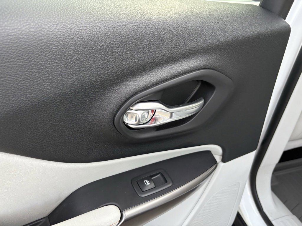 Used 2019 Jeep Cherokee Limited image 26