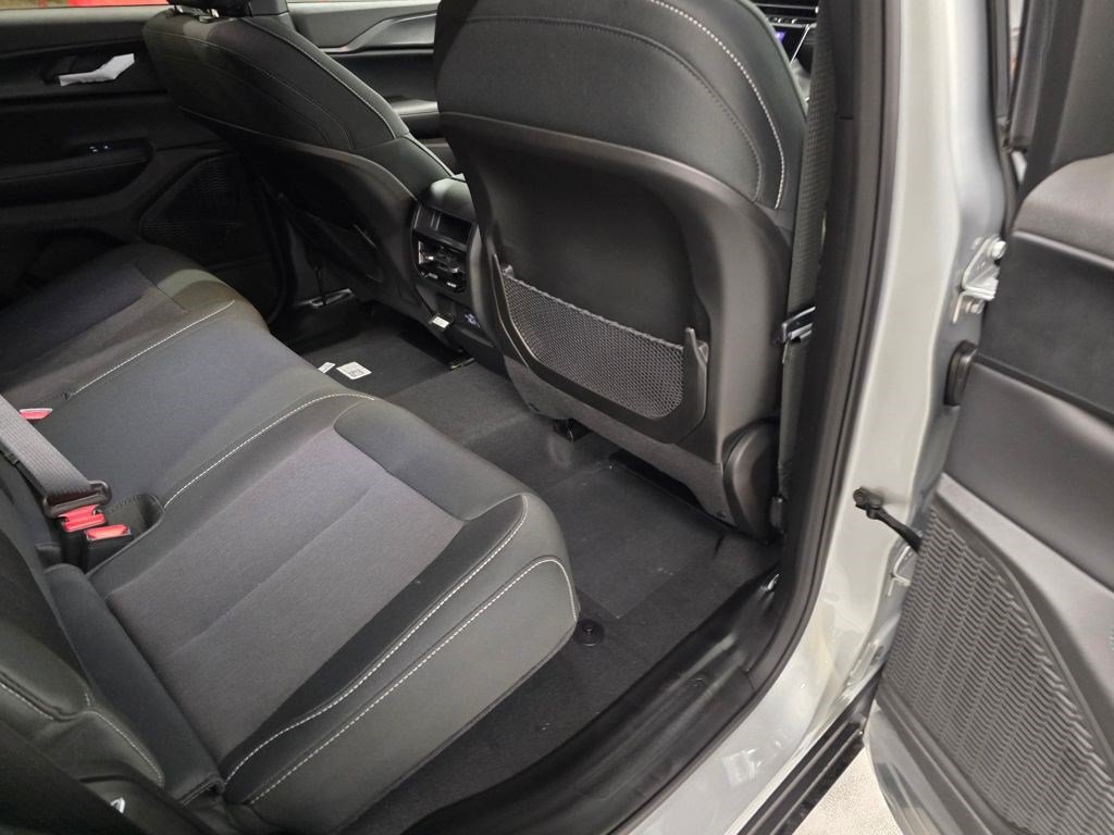 New 2025 Jeep Grand Cherokee Laredo w/ Luxury Tech Group I RWD image 30