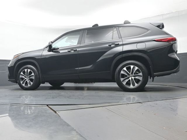 Certified 2023 Toyota Highlander XLE image 37