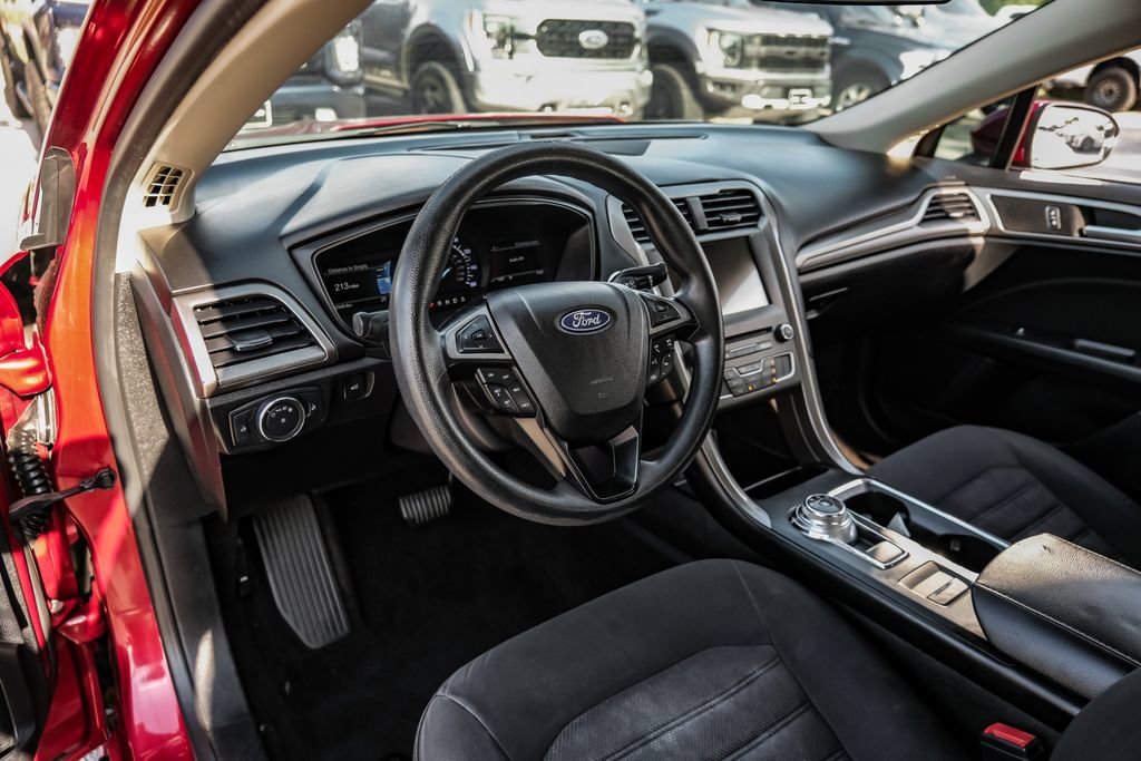 Used 2018 Ford Fusion SE w/ Fusion SE Technology Package FWD image 11