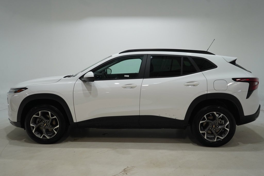Used 2025 Chevrolet Trax LT FWD image 4