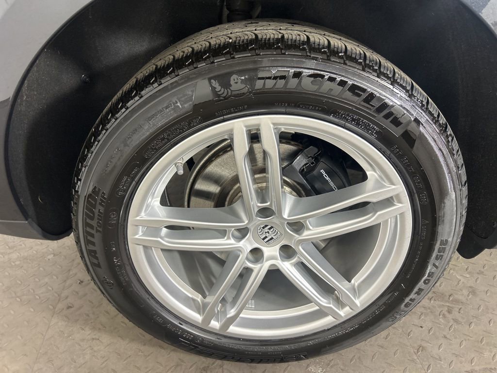 Certified 2025 Porsche Macan image 12