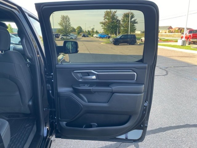 New 2026 RAM 1500 4x4 Crew Cab image 32