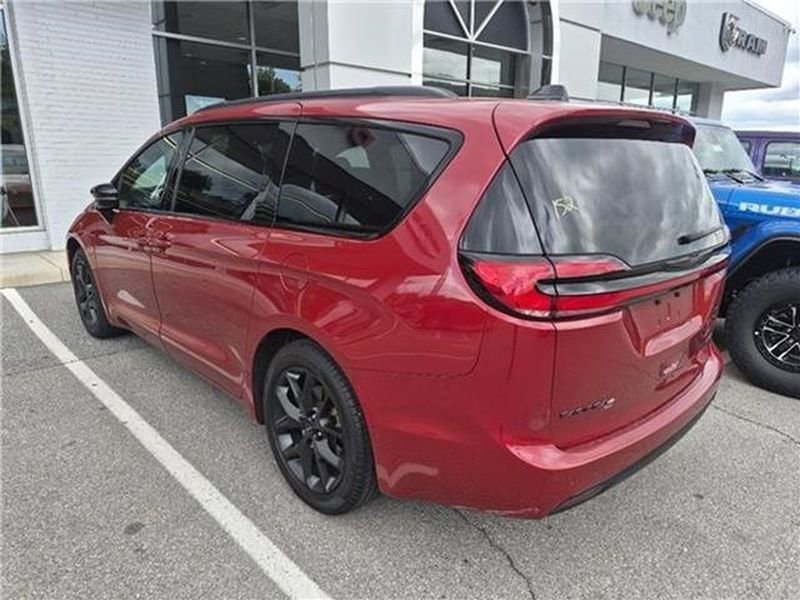 Used 2025 Chrysler Pacifica Limited FWD image 10