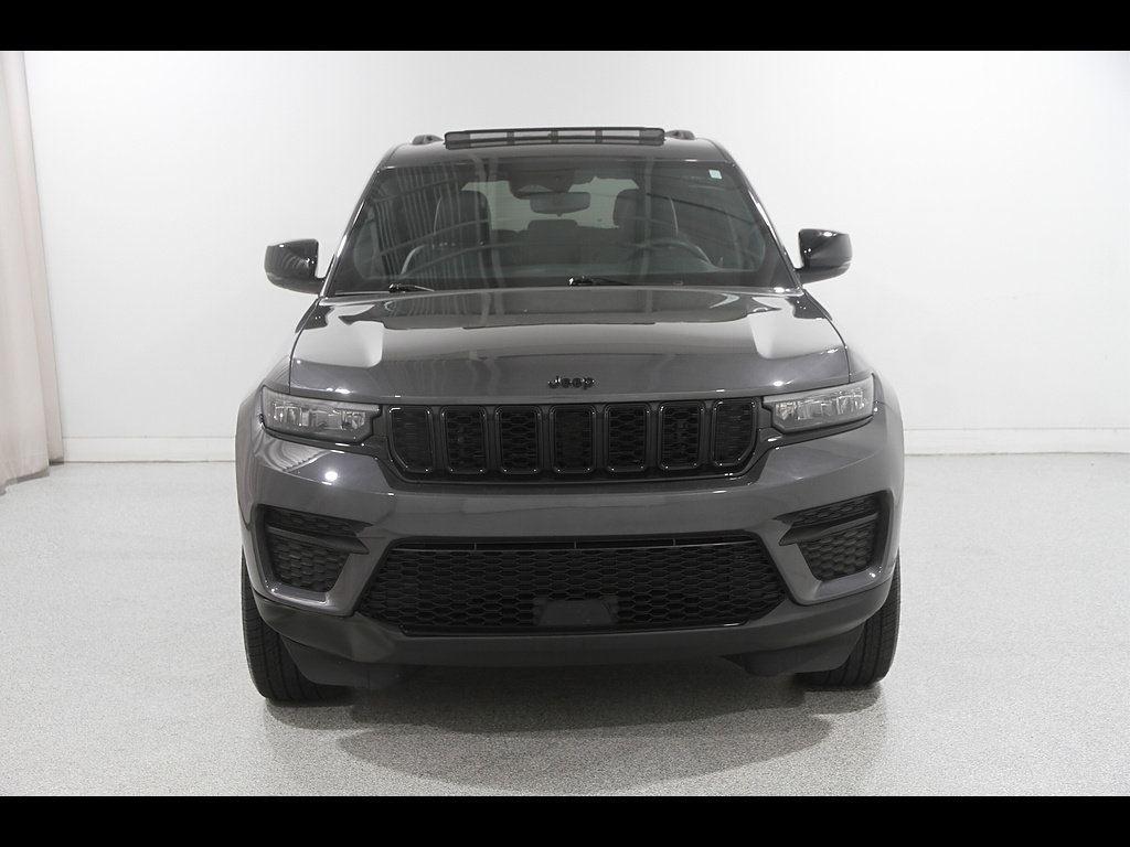Used 2023 Jeep Grand Cherokee Altitude AWD/4WD image 2