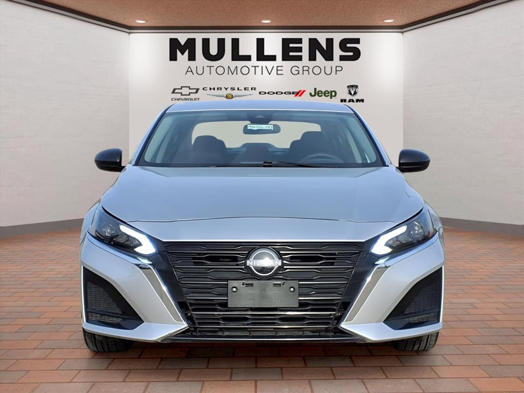 Used 2024 Nissan Altima 2.5 SV FWD image 2