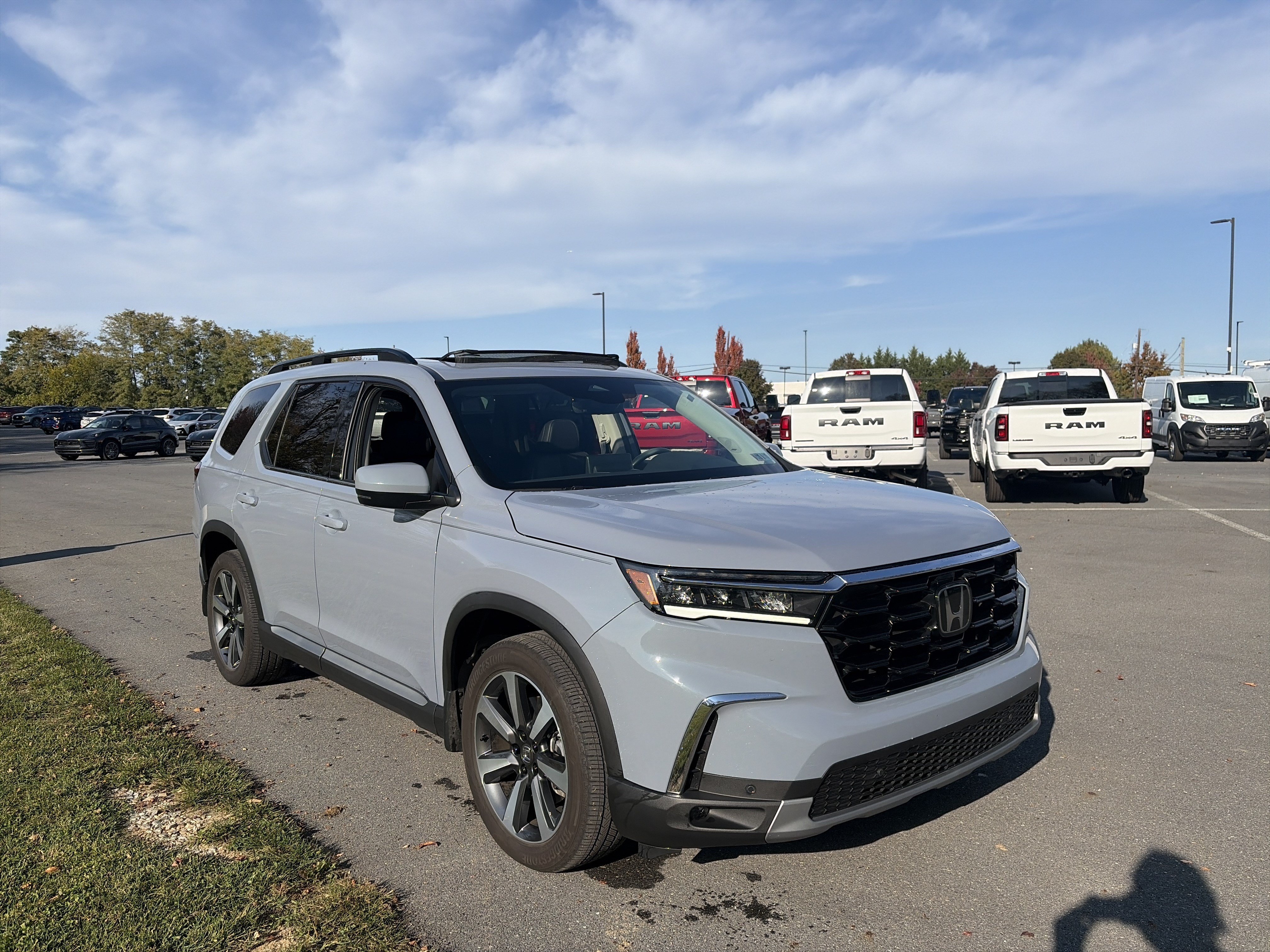 Used 2025 Honda Pilot Touring image 3