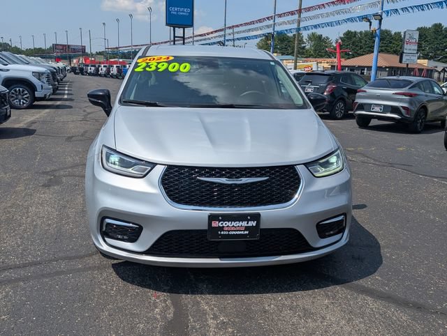 Used 2024 Chrysler Pacifica Touring-L FWD image 2